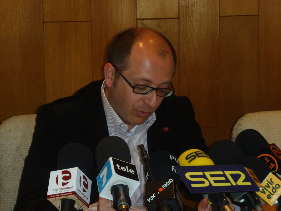 El PSOE acusa a la alcaldesa de la subida del paro