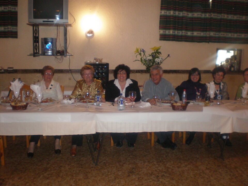 El Club de la Tercera Edad de Monforte celebra la tradicional comida de trigo picado
