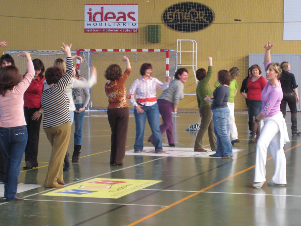 Éxito de participación en el curso de Sevillanas