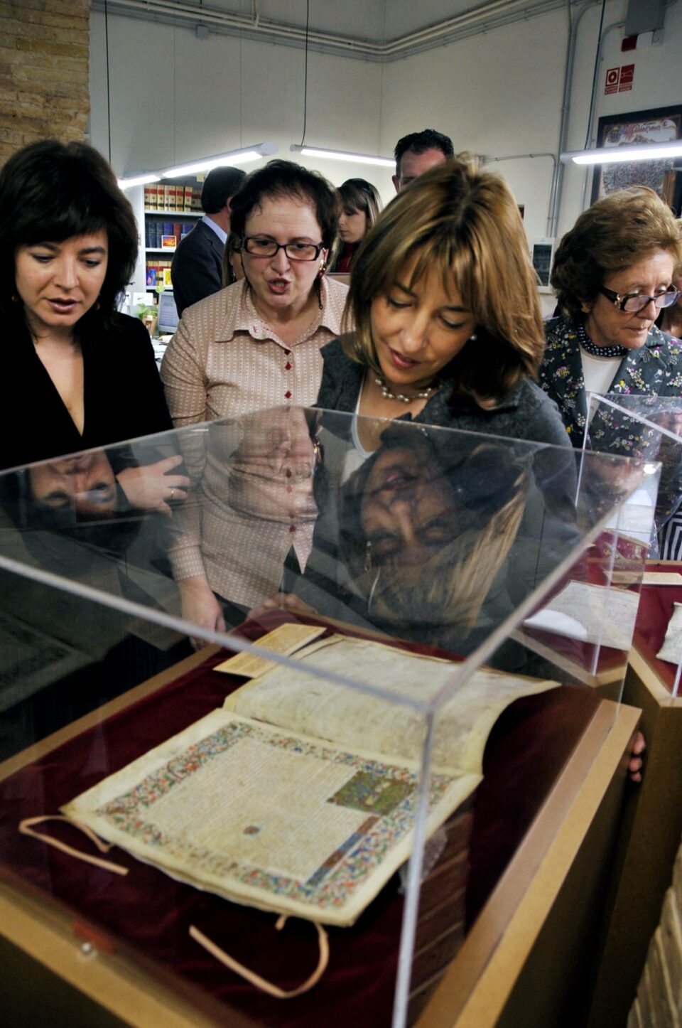 La consellera Miró presenta la restauración de 58 documentos antiguos e históricos del Archivo de Villena