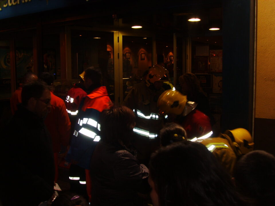 Un niño queda atrapado de cintura hacia abajo en una atracción