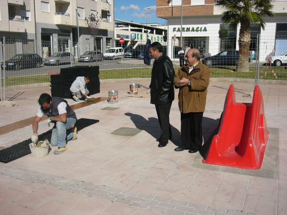 Urbanismo instala juegos infantiles en el parque de los Moros y Cristianos