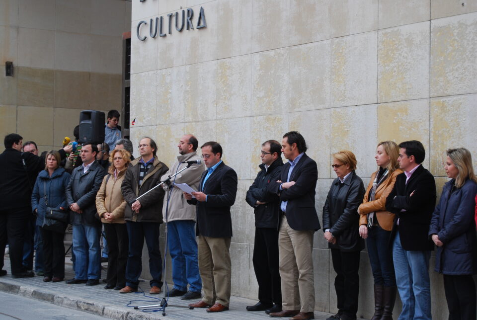 La Corporación Municipal se concentra para repudiar el asesinato del ex edil Isaías Carrasco