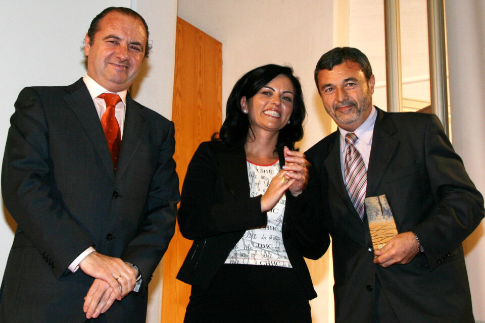 El municipio recibe un distintivo por su colaboración en la campaña contra la violencia de género organizada por la Diputación