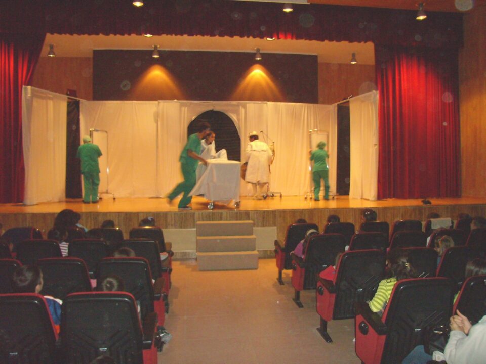 Los niños del C.P. Jorge Juan disfrutan de una obra de teatro