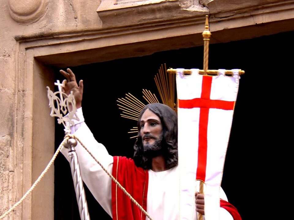 El Cristo Resucitado es portado por vecinos del parque de la banda de música