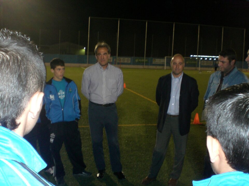 El entrenador del Hercules visitó la escuela de fútbol