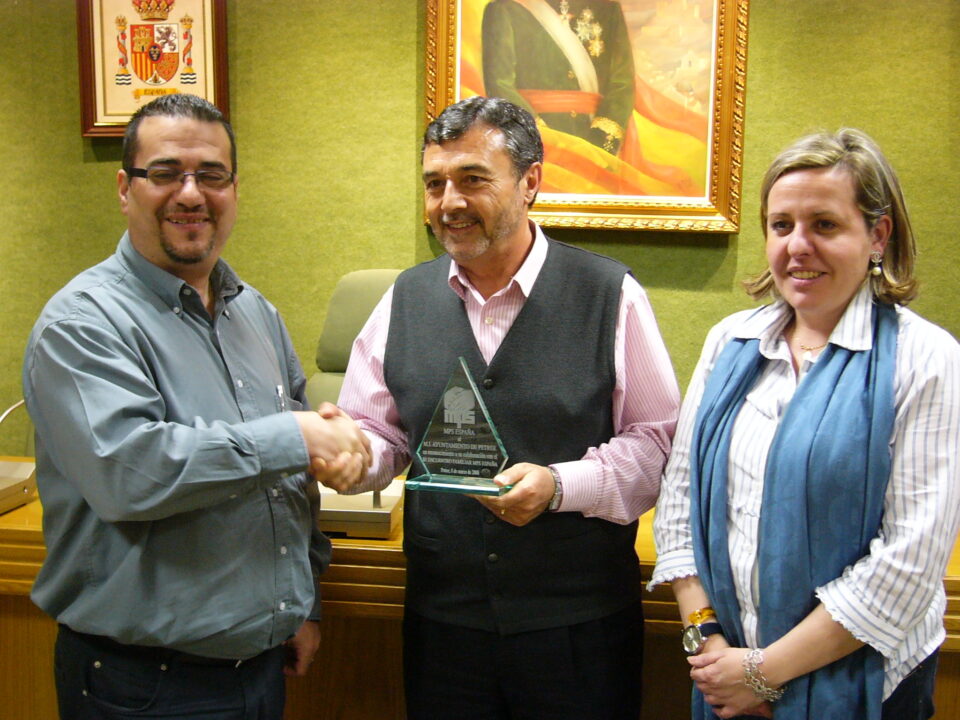 Sense Barreres entrega al alcalde un obsequio con motivo del III Encuentro Nacional de Familias MPS