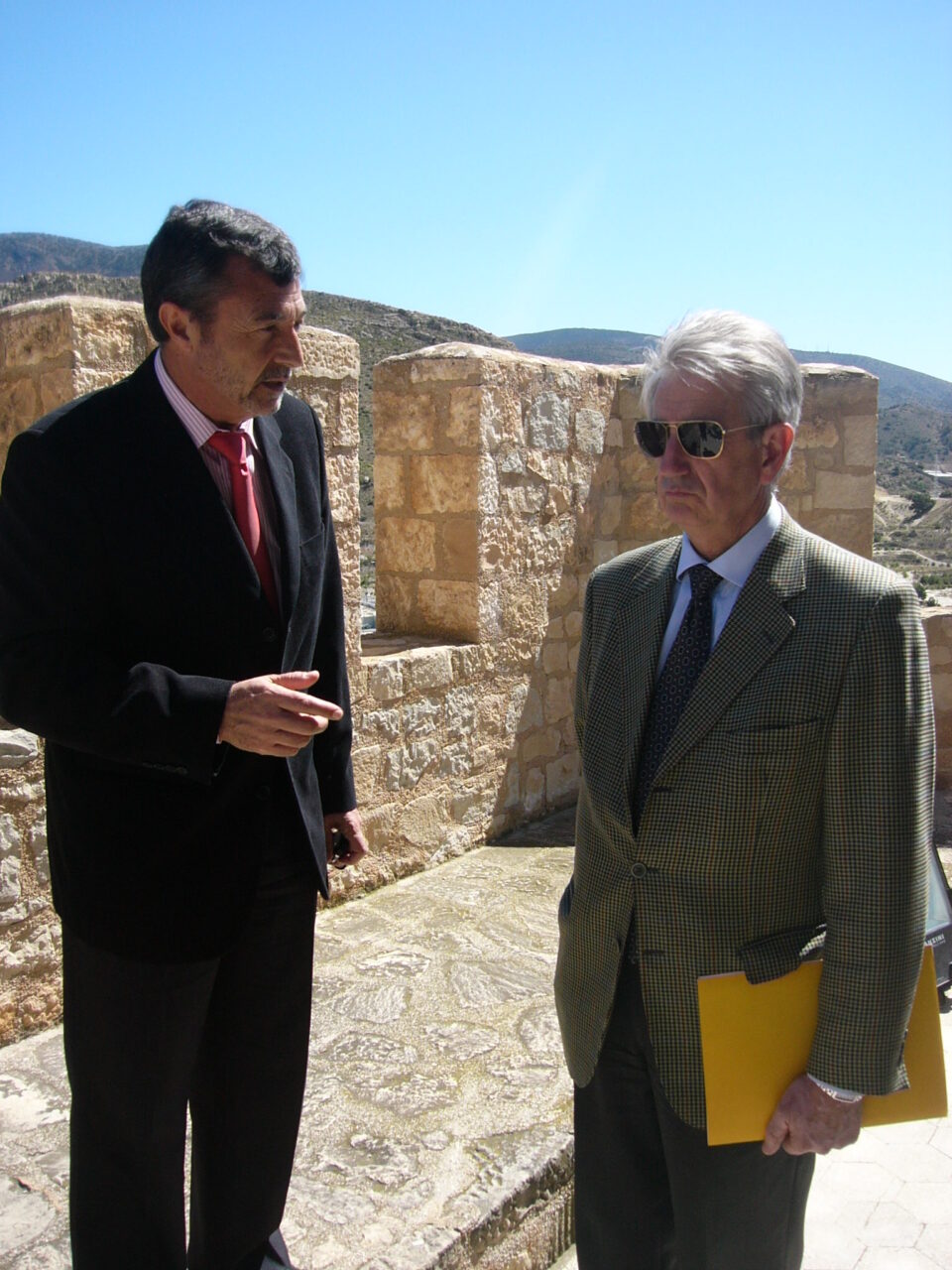 El alcalde y un técnico del ministerio de Fomento visitan las obras de remodelación del Castillo