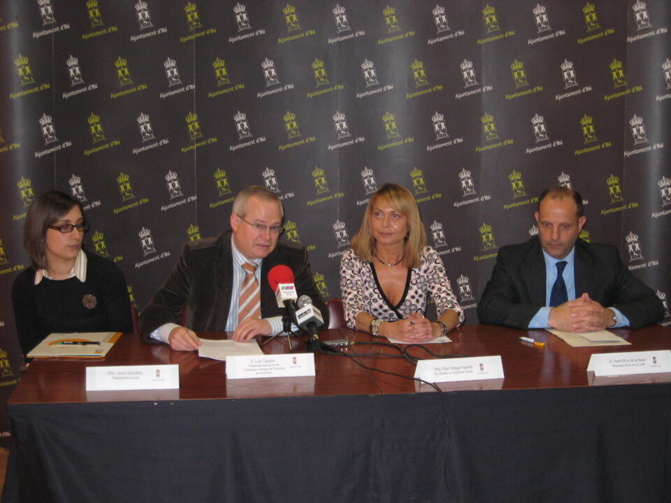 Caja Mediterráneo concede una subvención para la Asociación de Familiares y Amigos de Enfermos de Alzheimer