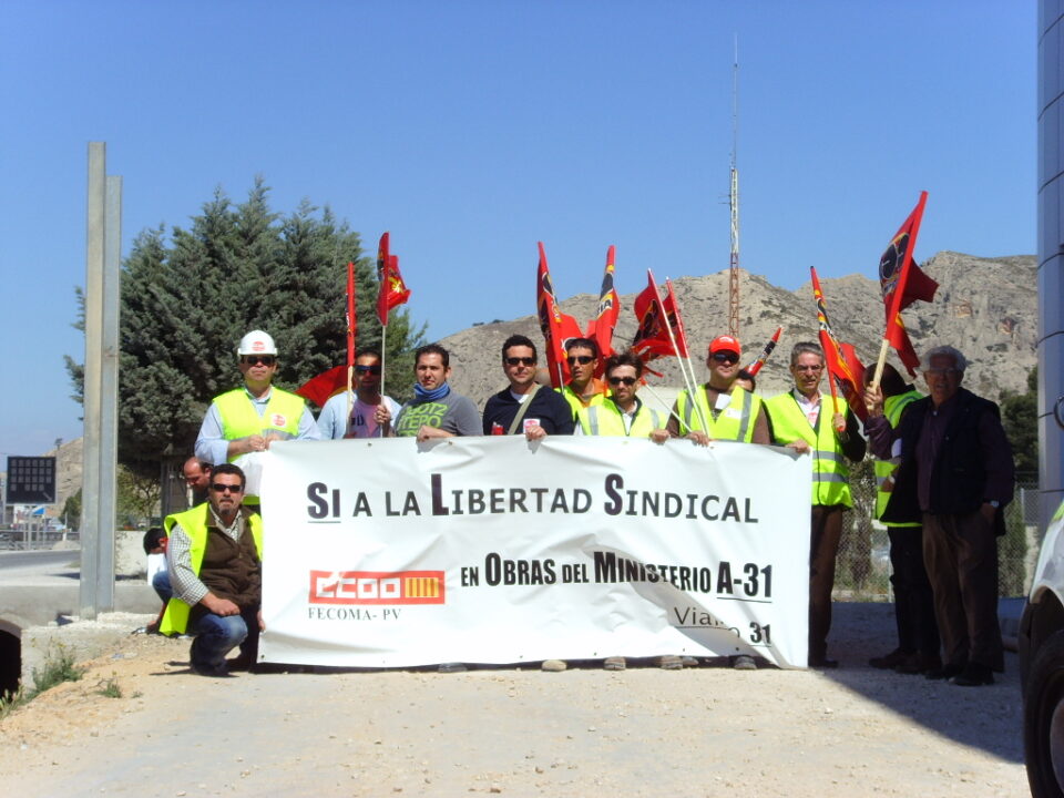 Cortan la via de servicio de la autovía en protesta del despido de dos trabajadores por formar parte en las elecciones sindicales de CCOO