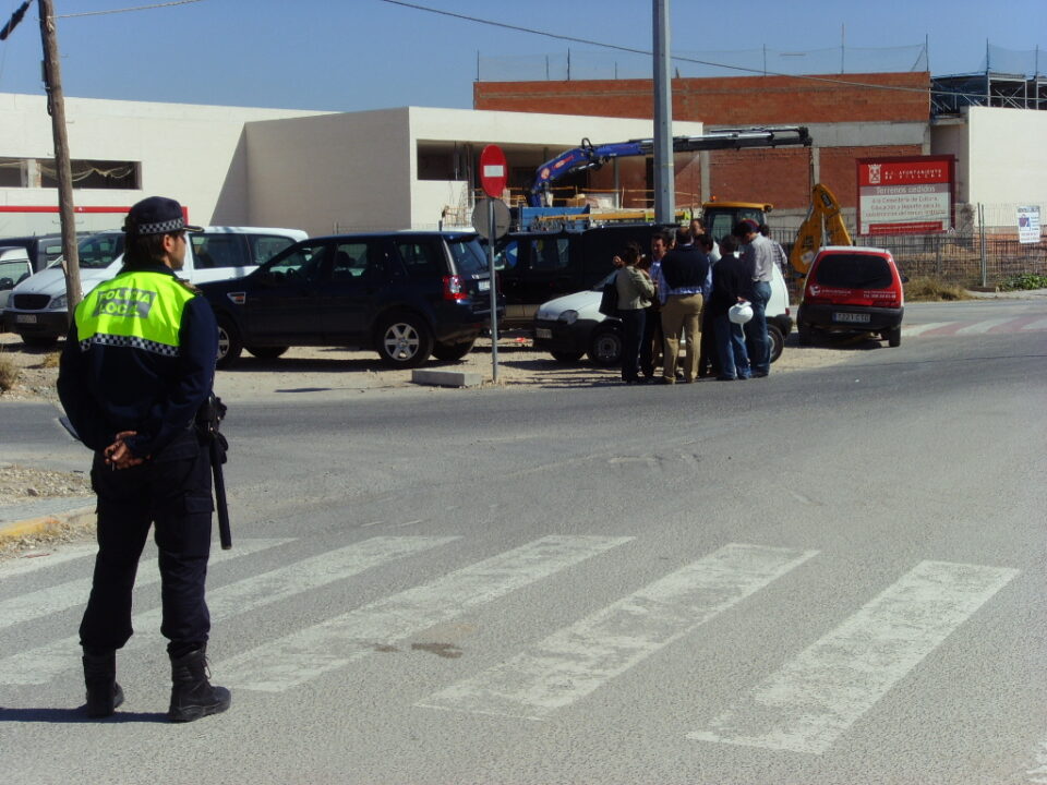 Alcaldesa y concejales visitan las obras exteriores del futuro instituto. En breve se abrirá un canal para pasar la línea telefónica y otros servicios en la zona. El tráfico se verá alterano mínimamente