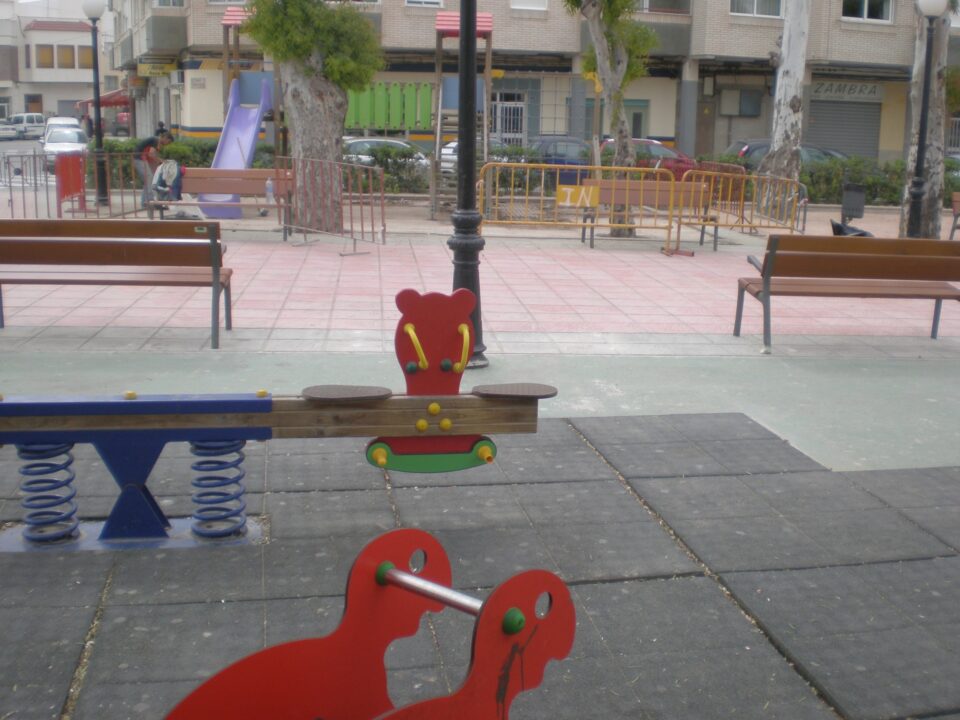 El Ayuntamiento de Monforte del Cid renueva el suelo del parque infantil de la Glorieta