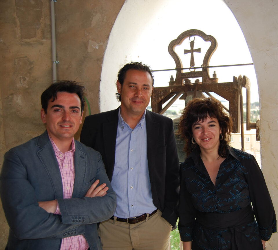 La alcaldesa de Villena inaugura el Reloj de la Torre del Barrio San Francisco coincidiendo con la celebración del Día Internacionesl del Pueblo Gitano