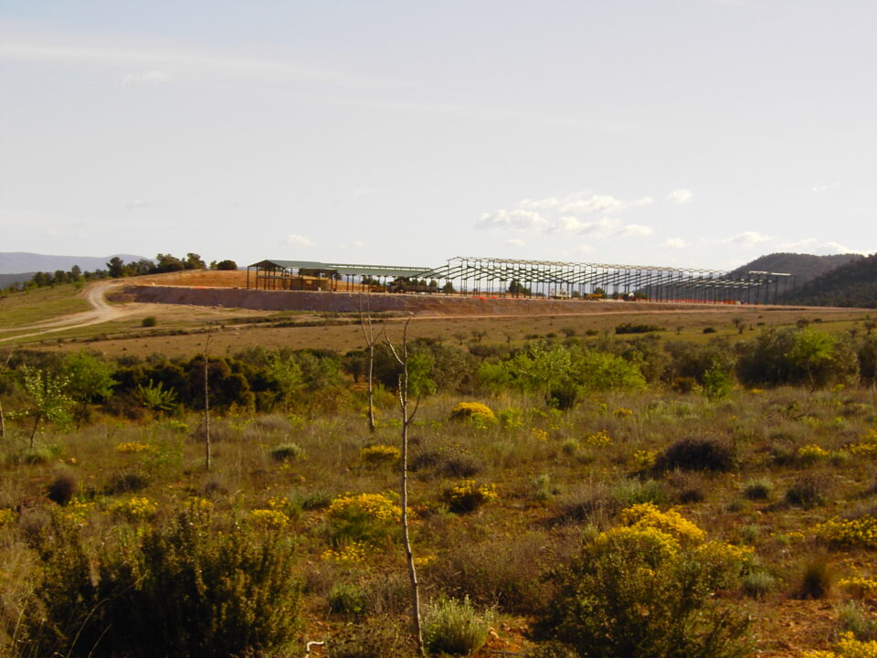 Cate Hernández: "La vaquería casi finalizada y la declaración ambiental no está"