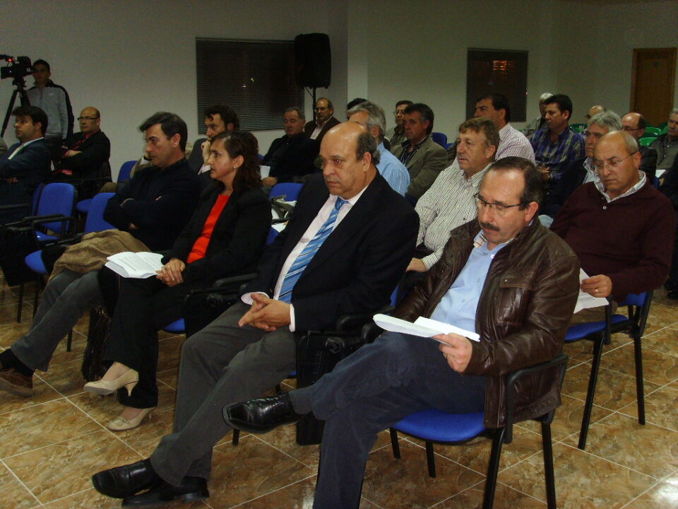 Los empresarios exigen solución a las vías y la creación de una guardería en el Polígono El Rubial