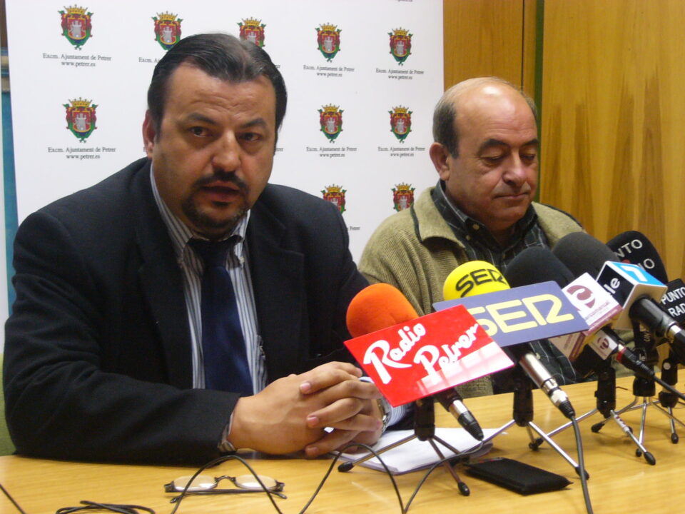 El portavoz del PP asegura que "no se están depositando basuras en el vertedero de Petrer". Indica que van destino a Villena