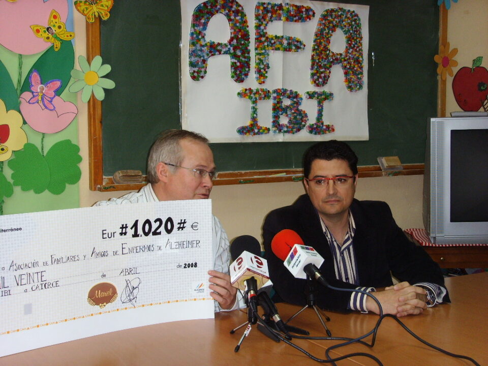 Una pastelería entrega 1.020 del beneficio de la ventas de monas a la Asociación de familiares y amigos de enfermos de Alzheimer