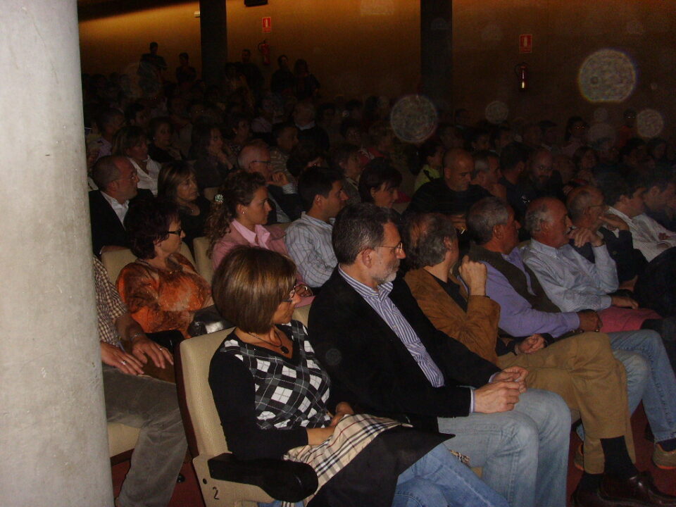 Impresionante. El salón de actos abarrotado de público para escuchar la conferencia de Juanjo Rodes y Carmen Portilla directora de "al filo de lo imposible"