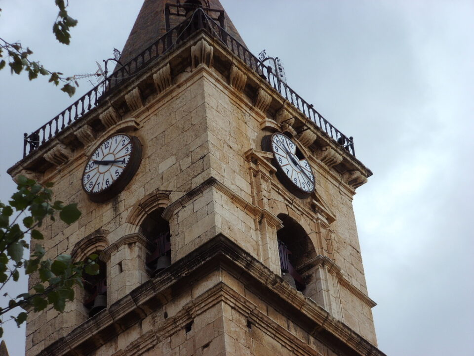 El viento arranca una de las planchas superiores del reloj de Santa María