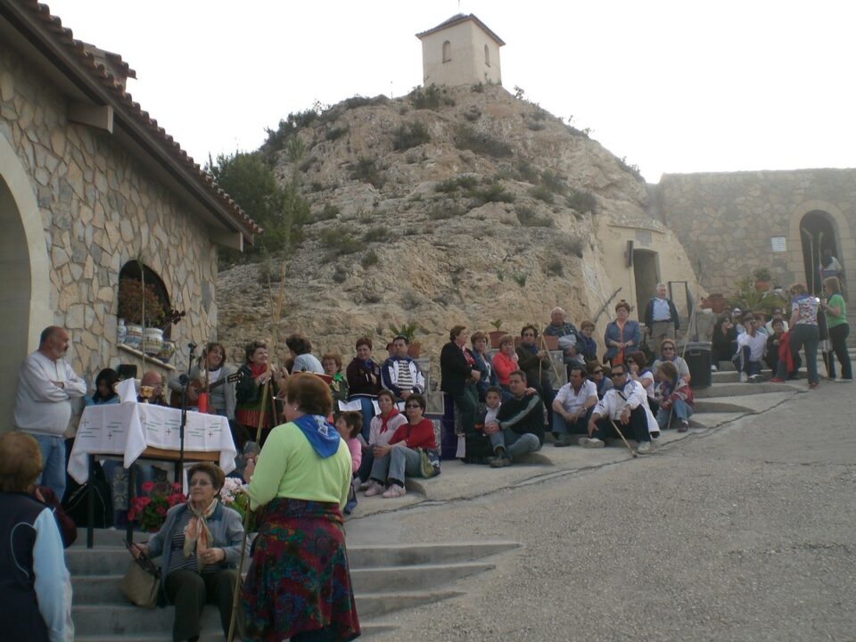 Más de 200 personas han participado en la tradicional romería desde Monforte del Cid hasta la Cueva de San Pascual