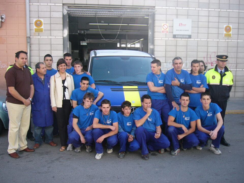 El Ayuntamiento colabora con el Servef en la restauración de vehículos municipales