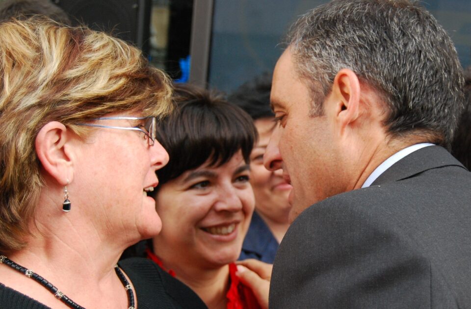 El Consell quiere paralizar la venta de agua de Villena para garantizar la aportación del trasvase del Ebro. Camps rechaza la planta embotelladora que Danone quiere abrir en el Morrón