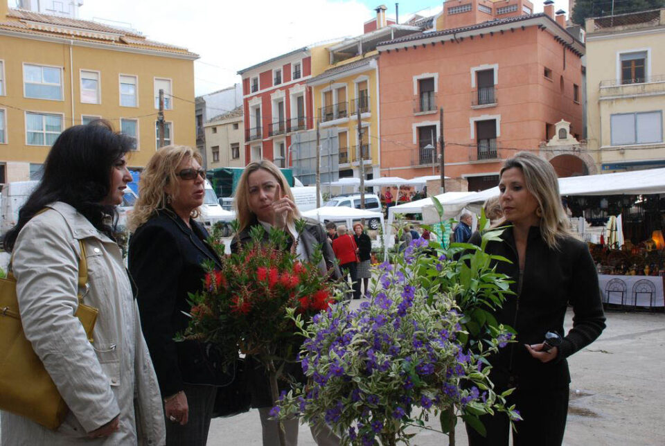 Villena acogió este domingo el tradicional mercado de flores y plantas que anualmente se celebra en esta ciudad
