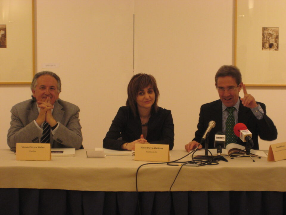 El ibense Vicente Ferrero presenta su libro 25 anys fent festa