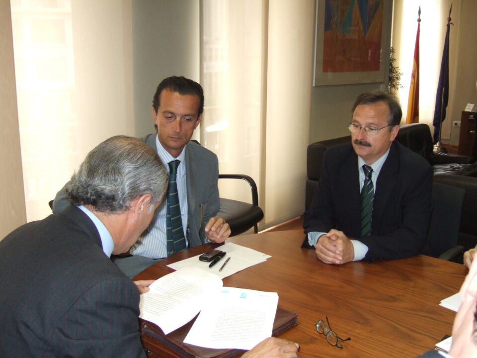El Alcalde firma la escritura de cesión de terrenos al Impiva para la construccíón del Instituto Tecnológico del Mármol