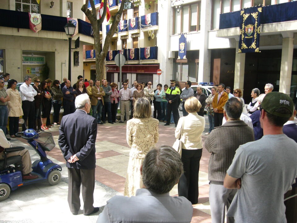 Los Ayuntamientos guardan cinco minutos de silencio en repulsa del último atentado