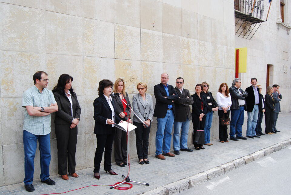 CONCENTRACIÓN DEL AYUNTAMIENTO DE VILLENA ANTE EL ATENTADO TERRORISTA