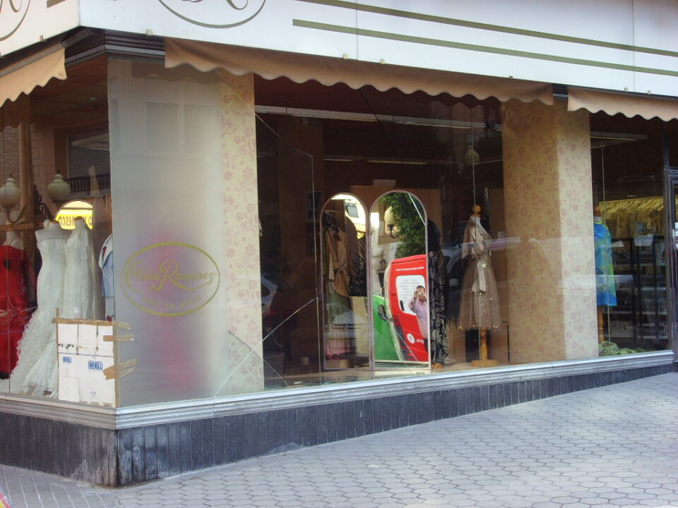 Los comerciantes están hartos por los últimos robos. Revientan los escaparates de un céntrico comercio la pasada madrugada