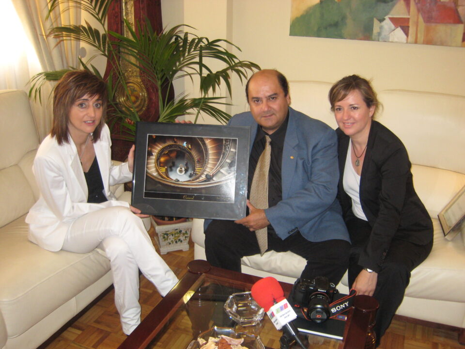 La alcaldesa de Ibi recibe a Emilio Mariel en el Ayuntamiento