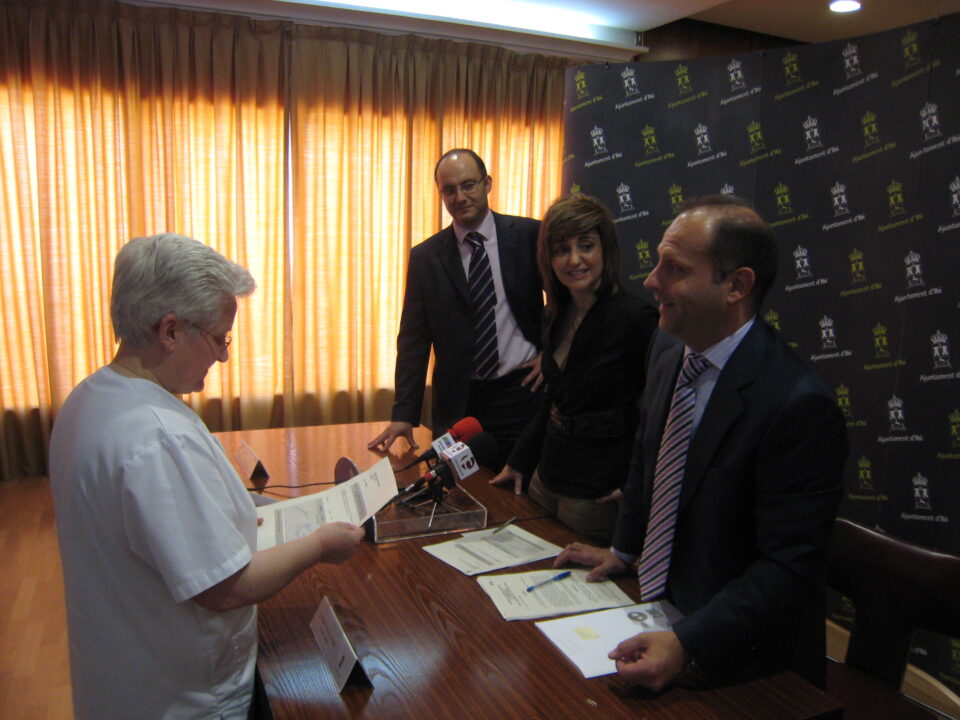 Ayuntamiento y CAM hacen entrega de 1.300 euros al Asilo San Joaquín