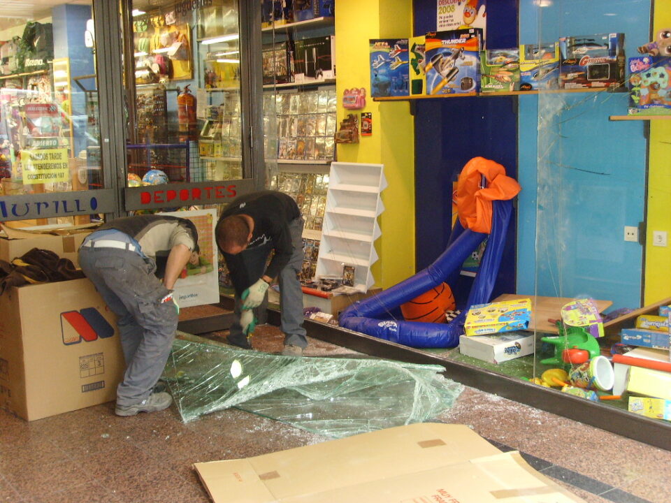 Suma y sigue. Dos establecimientos son visitados por los amantes de lo ajeno utilizando el procedimiento "habitual" de reventar escaparates