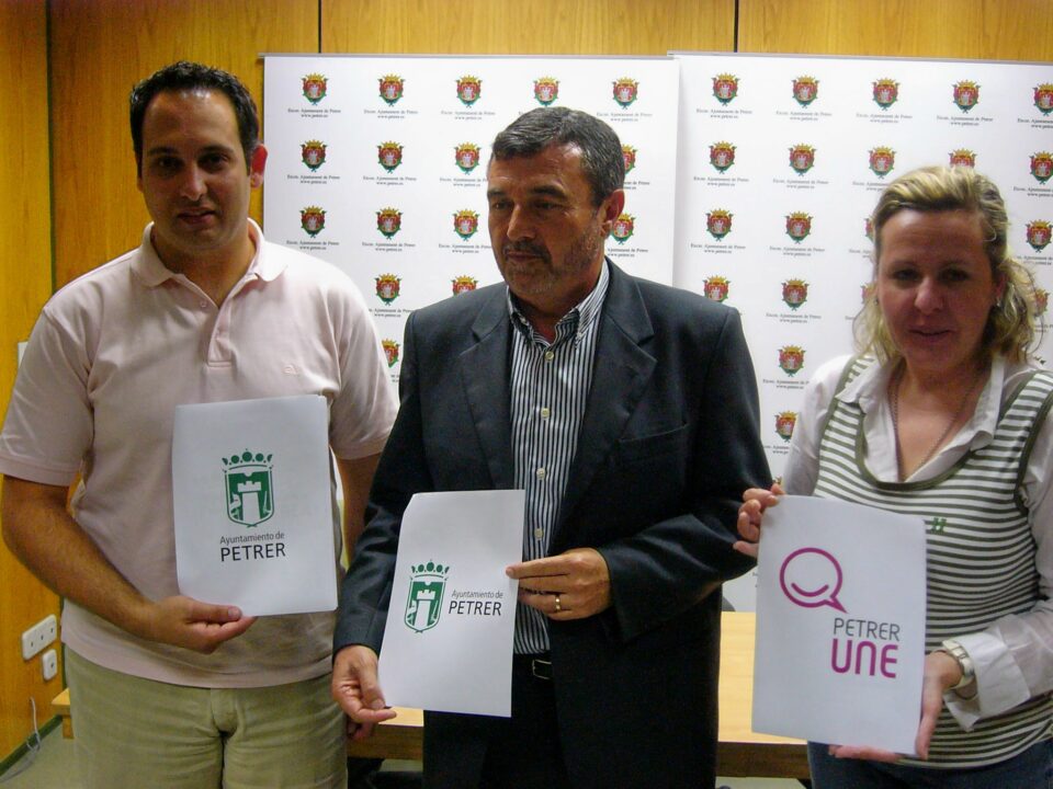 El alcalde presenta un nuevo escudo de Petrer y la marca ciudad Petrer Une