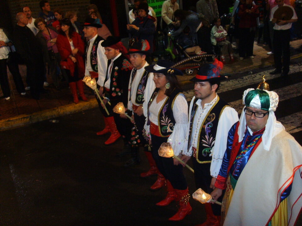 La imagen de San Antonio Abad tuvo que ir cubierta con un plástico por la lluvia débil caída en la procesión