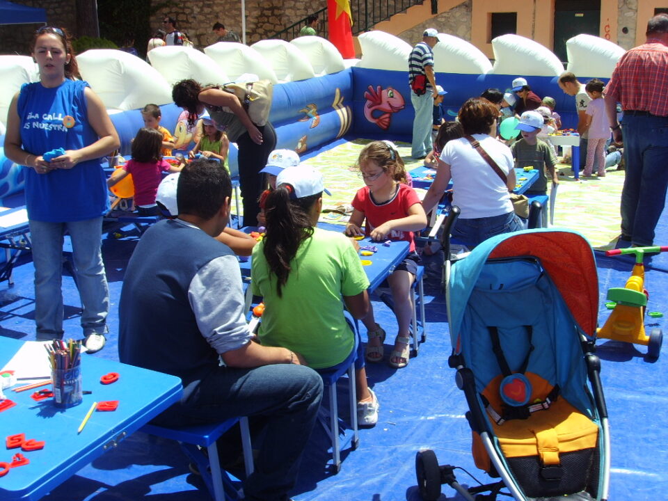 Pequeños y mayores disfrutan de La calle es nuestra. El alcalde apuesta por este tipo de iniciativas