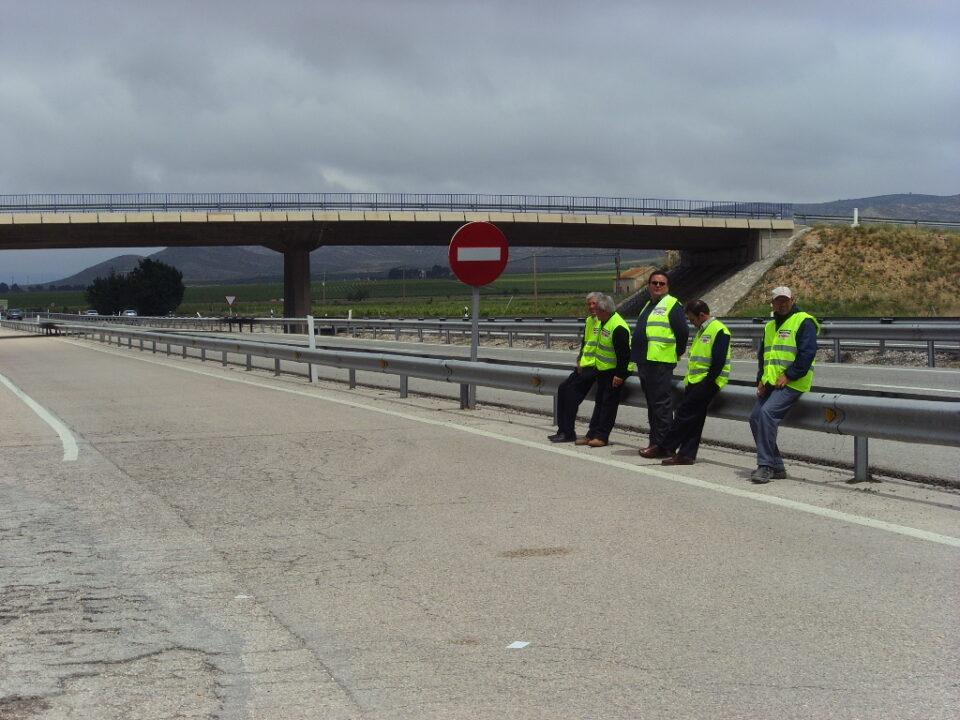 Cierran gasolineras en la comarca por falta de combustible y las estanterías de los supermercados empiezan a vaciarse