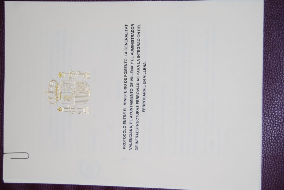 Artículo de opinión. "EL PROTOCOLO DE LAS VÍAS DEL TREN SIN FIRMAR. EL PSOE