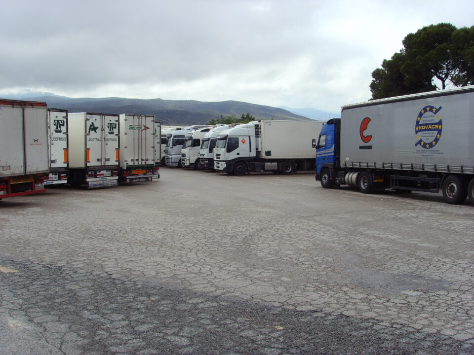 Los supermercados y gasolineras comienzan a reponer. Parte de los transportistas dejan la huelga. Fomento firma un acuerdo con el 88% del sector y cierra la negociación pese a que el paro sigue