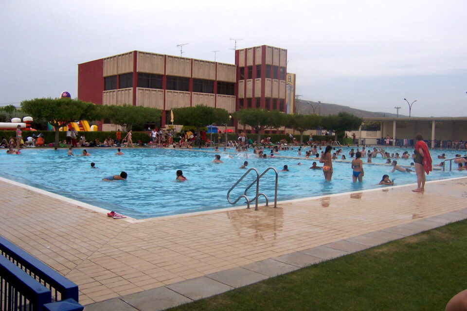 El Círculo Agrícola Mercantil Villenense inaugura su temporada estival con la apertura de la piscina