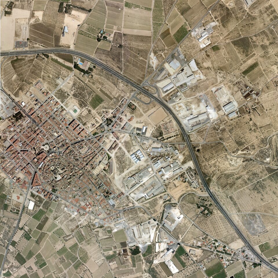 El Ayuntamiento de Monforte ha iniciado ya las obras de urbanización de un polígono que llevaba más de 15 años paralizado por SEPES y cuya gestión pertenece ahora al consistorio