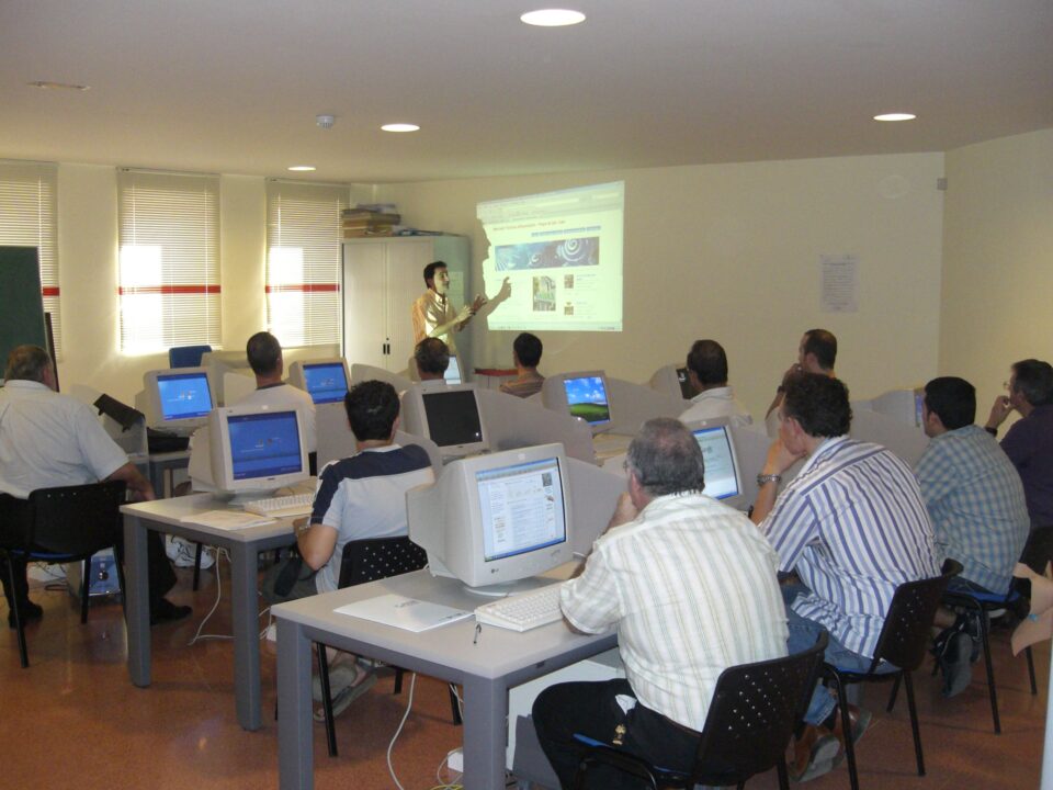 Las Asociaciones de Comerciantes de Elda elaboran su propia web en el 1er Taller del Programa COMPETIC