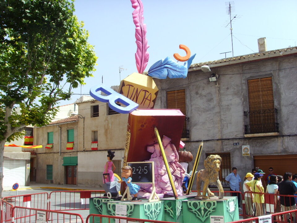 Los vecinos de la calle San Juan Bautista disfrutan de su hoguera