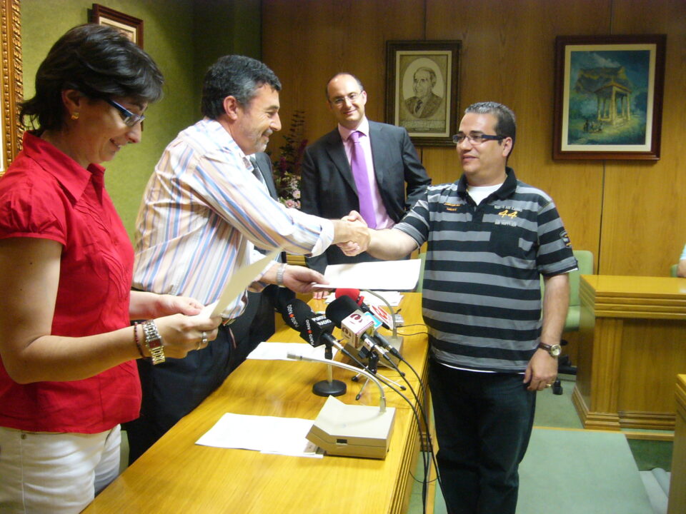 La CAM entrega 1.500 euros a 3 asociaciones de discapacitados de Petrer debido a un convenio firmado con el Ayuntamiento