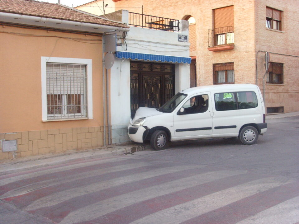 Una furgoneta se estampa en la puerta de una vivienda al intentar esquivar a un vehículo que se saltó un ceda el paso