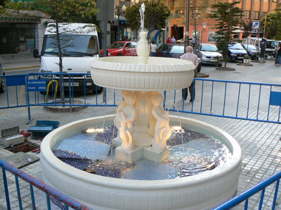 EL AYUNTAMIENTO CONSTRUYE UNA NUEVA FUENTE EN LA CALLE CORREDERA