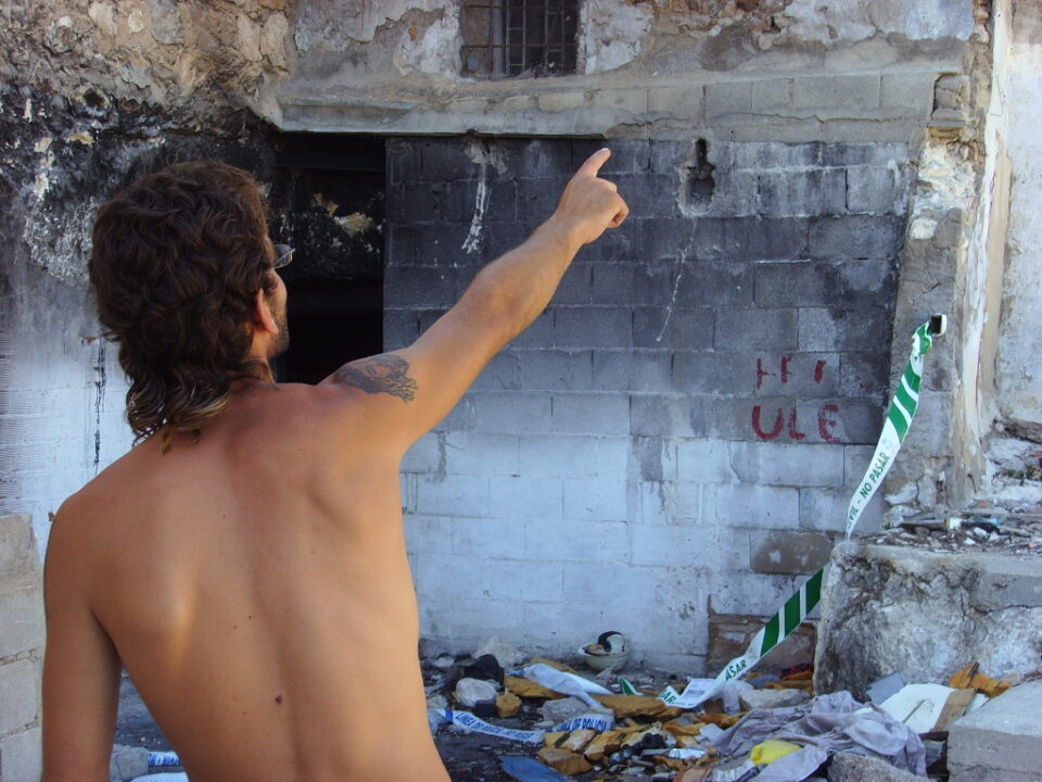 Nuevo incendio en una casa abandonada en la zona del castillo. Se produce a escasos metros de la casa donde el pasado viernes tenia lugar otro incendio
